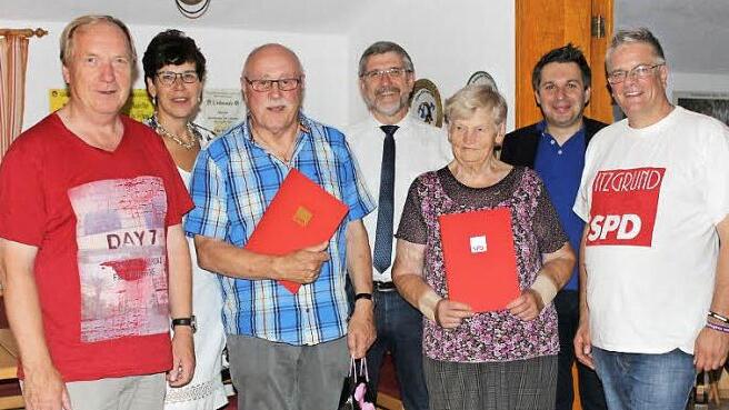 Der SPD-Ortsverein Itzgrund ehrte treue Mitglieder: (von links) Bürgermeister Werner Thomas, Landtagsabgeordnete Susann Biedefeld, Dieter Müller, Landrat Michael Busch, Ella Förtsch, SPD-Kreisvorsitzender Carsten Höllein und SPD-Ortsvereinsvorsitzender Jürgen Alt. Foto: SPD-Ortsverein