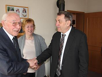 Landrats-Stellvertreter Oskar Ebert überbrachte Herbert Lang beste Glückwünsche zum 90. Geburtstag. Foto: Ralf Kestel