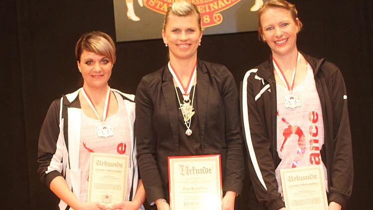 Diese drei Frauen  wurden mit hohen Ehrungen des Fastnachtsverbandes  bedacht: Carolin Schieber (links),  Tanja Kellermann (rechts) und Tina Hempfling (Mitte).