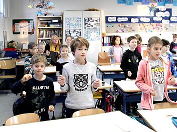 Die Schüler singen über die Jahreszeiten. Foto: Richard Sänger