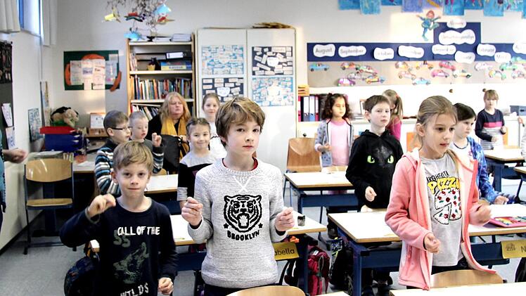 Die Schüler singen über die Jahreszeiten. Foto: Richard Sänger