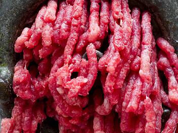 In einem Supermarkt bewarf ein Paar eine Kundin mit Hackfleisch. Symbolbild,  Foto: Patrick Pleul/dpa