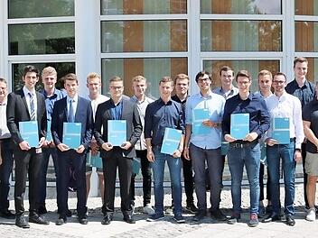 Die Prüfungsabsolventen und Dualen Studenten haben ihre Zeugnisse erhalten und wurden bei Siemens freigesprochen.  Foto: Florian Glückstein