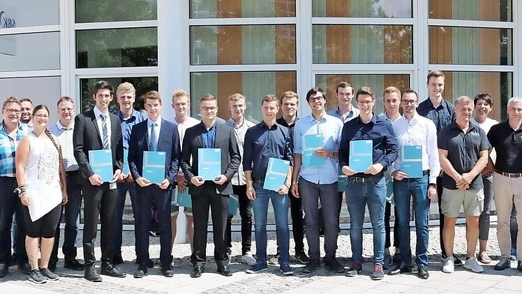 Die Prüfungsabsolventen und Dualen Studenten haben ihre Zeugnisse erhalten und wurden bei Siemens freigesprochen.  Foto: Florian Glückstein