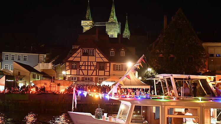 Trotz leicht zurückgegangener Besucherzahlen war auch bei der Sandkirchweih 2018 noch viel los. Seinen besonderen Zauber entfaltet das Fest im abendlichen Lichterspiel. An allen Tagen im Einsatz war das diesjährige Sandmadla Laura Hatzold. Foto: Ronald Rinklef