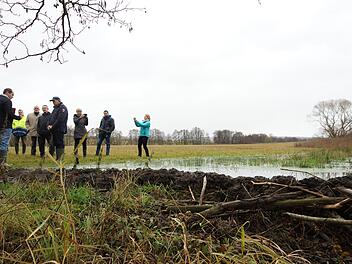 Burkhard Kippes (links) zeigt eine der Stellen, wo ein Biberdamm Wasser auf die Wiese laufen lässt.Arkadius Guzy