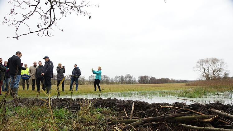 Burkhard Kippes (links) zeigt eine der Stellen, wo ein Biberdamm Wasser auf die Wiese laufen lässt.Arkadius Guzy