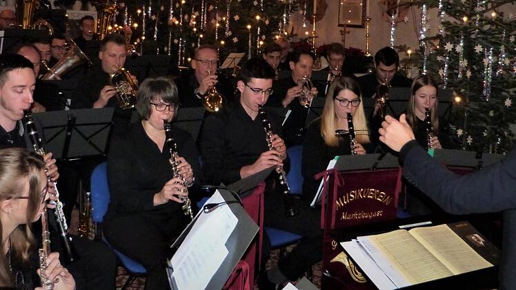 Das Sinfonische Blasorchester des Musikvereins Marktleugast mit Benjamin Schuberth am Dirigentenpult. Foto: Werner Reißaus
