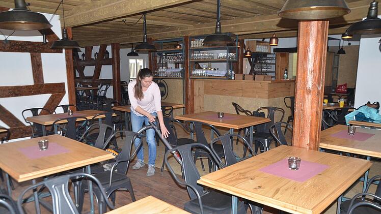 Bedienung Kirsten hilft bei der Vorbereitung des Lokals für die Wiedereröffnung.  Fotos: Bernhard Panzer