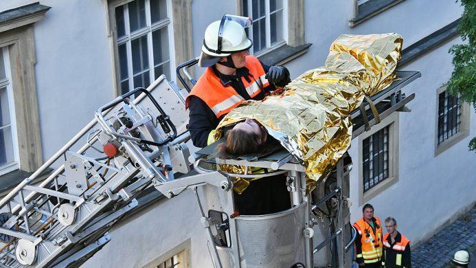 Mutig, mutig! Die 19-Jährige Hannah brach die Übung nicht ab und ließ sich, wie im Ernstfall, auf einer Rettungstrage von der Feuerwehr nach unten bringen. Foto: Friedrich