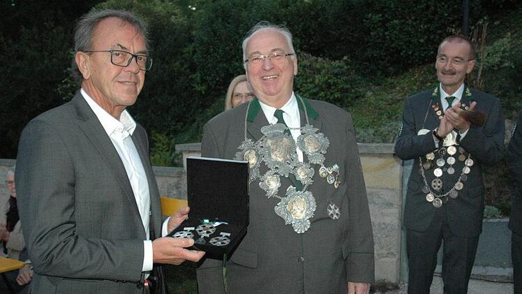 Der neunfache Rekord-Schützenmeister Rainer Reißenweber (Mitte) übergab Museumsleiter Stefan Grus die Königs- und Rittermedaillen 2020. Ehrenoberschützenmeister Hans-Herbert Hartan freut sich, dass  die in diesem Jahr nicht vergebenen Orden auf diese Weise einen würdigen Platz gefunden haben.Foto: Edwin Meißinger
