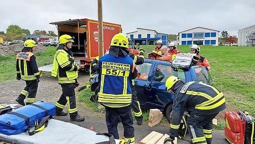 Ein verungl&uuml;cktes Fahrzeug wird gesichert.
