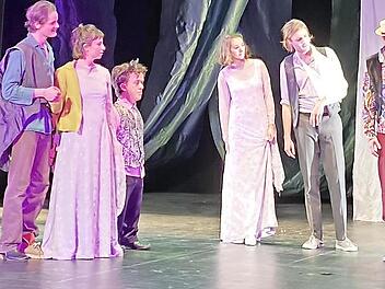 Versöhnung am Ende von Shakespeares Komödie "Wie es euch gefällt" beim Theaterring im Kurtheater
