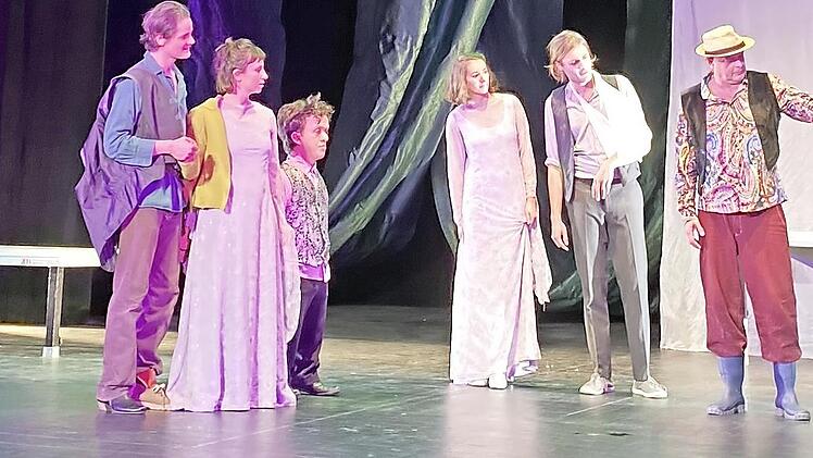 Versöhnung am Ende von Shakespeares Komödie "Wie es euch gefällt" beim Theaterring im Kurtheater