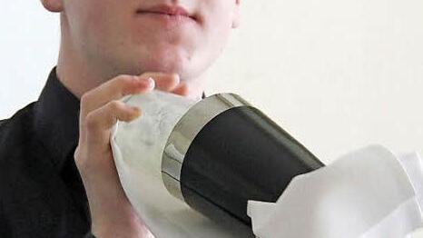 Der Stadtmeister im Bereich Service, Malte Schlereth, mixt seinen kreativen Cocktail "Lovely Summer".