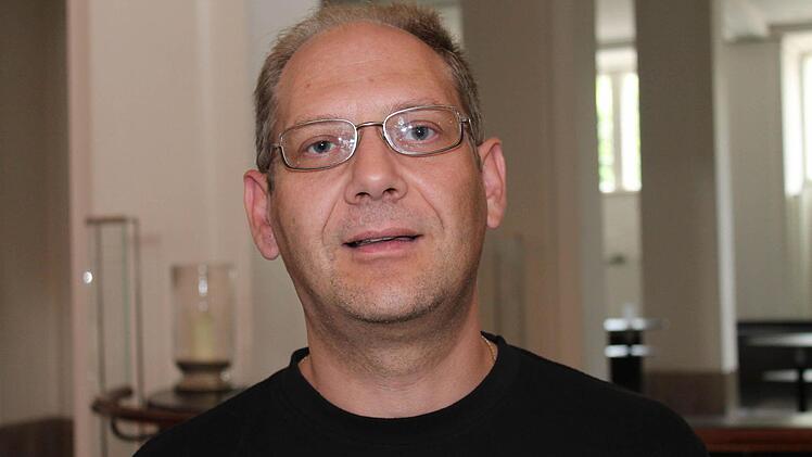 Der Lehrer ist mit 16 Schülern der Abschlussklasse in den Regentenbau gekommen. "Die Mädels sind schon sehr begeistert", sagt er. "Das ist eine ganz tolle Sache, dass die Schüler das einmal sehen. Die wenigsten haben sonst die Gelegenheit dazu."