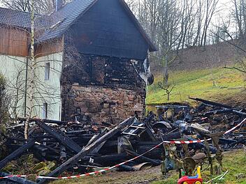 Der Brandort am Samstagvormittag. Nur noch verkohlte Trümmer sind von der Scheune übrig geblieben. Doch das Wohnhaus wurden von den Feuerwehren gerettet. Foto: Dieter Hübner