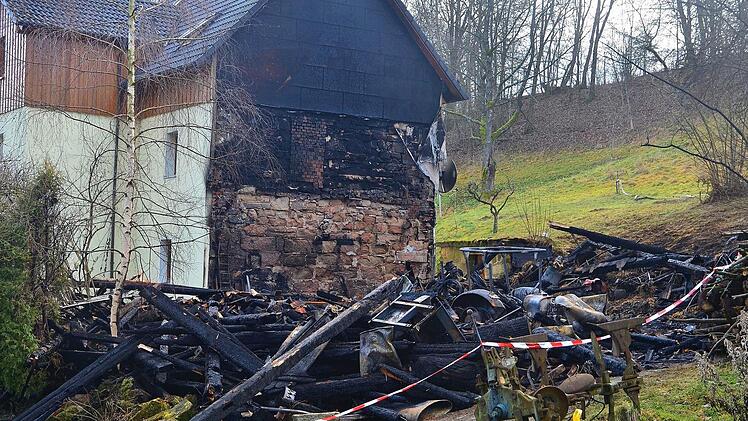 Der Brandort am Samstagvormittag. Nur noch verkohlte Trümmer sind von der Scheune übrig geblieben. Doch das Wohnhaus wurden von den Feuerwehren gerettet. Foto: Dieter Hübner