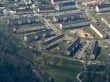 Vier Wohnblocks der US-Kaserne (im Bild oben) sollen zur Gemeinschaftsunterkunft für Flüchtlinge entwickelt werden.  Foto: Ronald Rinklef
