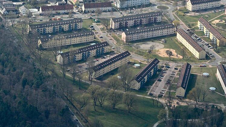 Vier Wohnblocks der US-Kaserne (im Bild oben) sollen zur Gemeinschaftsunterkunft für Flüchtlinge entwickelt werden.  Foto: Ronald Rinklef