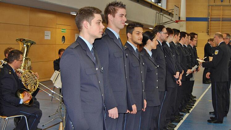 Den Lehrgangsteilnehmern wurden gruppenweise ihre Zeugnisse ausgehändigt. Foto: Sigismund von Dobschütz