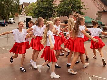 Die Kindertanzgruppe Pettstadt zeigte auf der Bühne zahlreiche Tänze. Foto: Günther Geiling