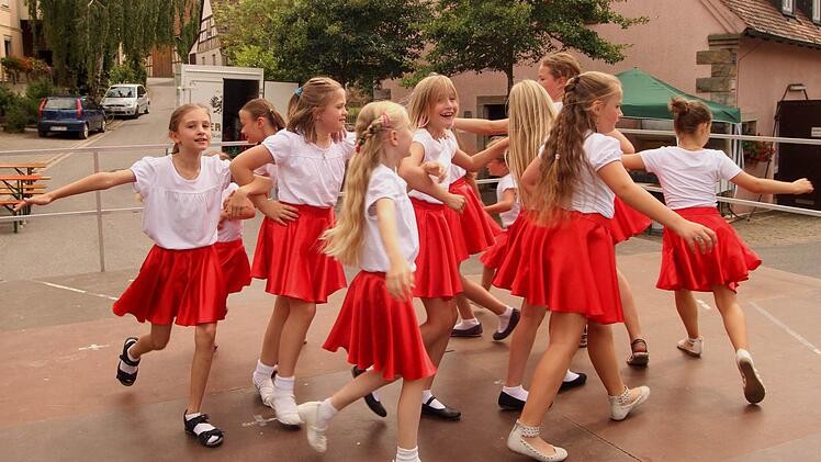 Die Kindertanzgruppe Pettstadt zeigte auf der Bühne zahlreiche Tänze. Foto: Günther Geiling