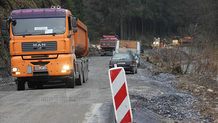 Im Fünfminutentakt kommen die Laster mit Schotter.  Foto: Friedwald Schedel