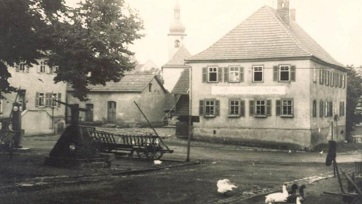 Pflanzungen und Pflasterungen sollen das Ortsbild verschönern helfen. Wie diese undatierte Aufnahme zeigt, stand auf dem Platz vor dem Gasthof "Goldener Schwan" früher einmal ein Baum. Dieser dürfte genauso dem Verkehr gewichen sein wie die Gänse den Autos.  Foto: Archiv/Schmidt