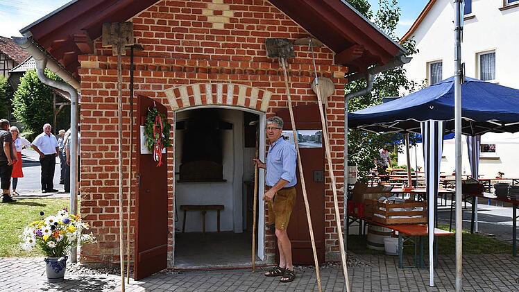 Rudolf Stöckert aus Herreth freut sich über sanierte Backhaus in der Dorfmitte, das nach langer Zeit nun wieder regelmäßig genutzt werden kann. Foto: Gabi Arnold