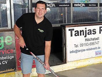 In ein paar Wochen wird Michal Petrak an dieser Stelle nicht mehr mit Flip Flops für den Fotografen posieren, sondern als Stürmer für die Höchstadt Alligators aufs Eis gehen.  Foto: Daniel Ruppert