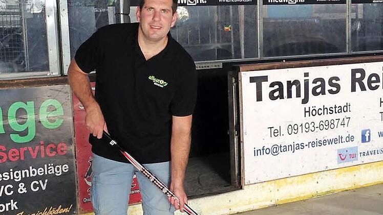 In ein paar Wochen wird Michal Petrak an dieser Stelle nicht mehr mit Flip Flops für den Fotografen posieren, sondern als Stürmer für die Höchstadt Alligators aufs Eis gehen.  Foto: Daniel Ruppert