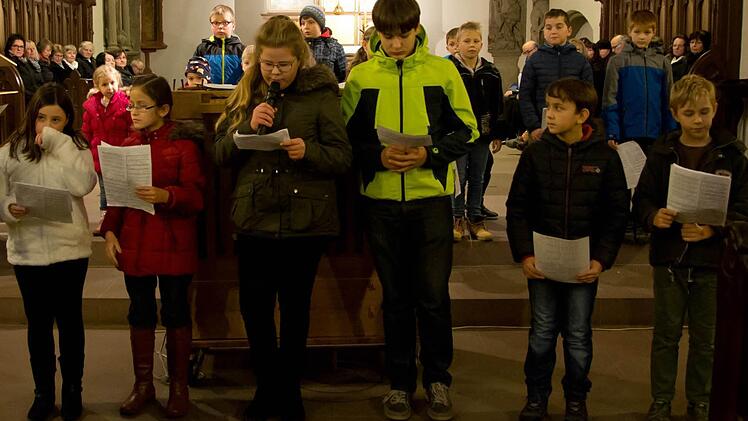 Kinder lesen einen Text über das Barbarakäppele vor.