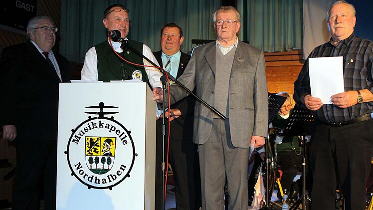 Bernhard Stumpf (rechts) wurde für 60 Jahre, sein Bruder Thomas für 65 Jahre aktives Musizieren ausgezeichnet. Mit im Bild (v.r.) stellv. Kreisvorsitzender Bruno Schnappauf, Vorsitzender Gerd Hornfeck und der Bezirksvorsitzende des Nordbayerischen Musikbundes Werner Pörner. Foto: Michael Wunder