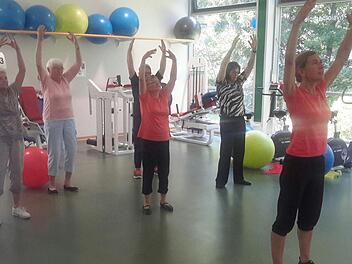 Insgesamt 26 Therapiegruppen unterschiedlicher Personenstärke gehören mittlerweile zur Arbeitsgemeinschaft Bad Brückenau der Deutschen Rheuma-Liga. In der Capio Franz von Prümmer Klinik leitet unter anderem Tina Kunkel (rechts) die regelmäßigen Gymnastikstunden, die sowohl auf dem Trockenen als auch im Wasser stattfinden. Fotos: Rolf Pralle