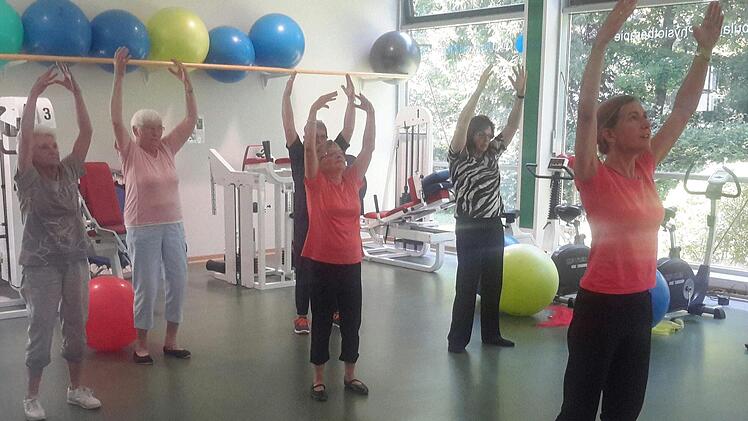 Insgesamt 26 Therapiegruppen unterschiedlicher Personenstärke gehören mittlerweile zur Arbeitsgemeinschaft Bad Brückenau der Deutschen Rheuma-Liga. In der Capio Franz von Prümmer Klinik leitet unter anderem Tina Kunkel (rechts) die regelmäßigen Gymnastikstunden, die sowohl auf dem Trockenen als auch im Wasser stattfinden. Fotos: Rolf Pralle