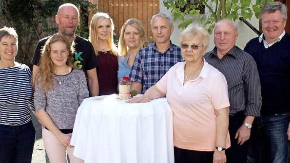 Das Jubelpaar Adolf und Barbara Wei&szlig; (im Bild, Zweiter und Dritte von rechts) im Kreise seiner Familie, rechts Zweiter B&uuml;rgermeister Erich M&auml;hringer Foto: Susanne Deuerling