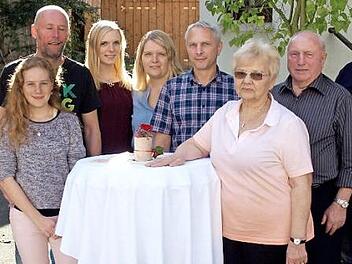 Das Jubelpaar Adolf und Barbara Weiß (im Bild, Zweiter und Dritte von rechts) im Kreise seiner Familie, rechts Zweiter Bürgermeister Erich Mähringer Foto: Susanne Deuerling