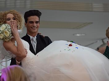 Taynara Wolf und Pascal Unbehaun zeigen die neusten Hochzeits-Modetrends.Foto: Daniela Pondelicek