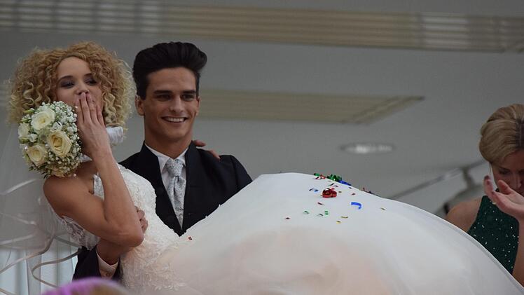 Taynara Wolf und Pascal Unbehaun zeigen die neusten Hochzeits-Modetrends.Foto: Daniela Pondelicek