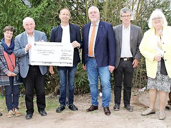 Der Verein "Lebensraum - ein Hospiz für Coburg" fördert die Personalkosten für die Hospizleiterin mit 20 000 Euro. Im Bild von links: Heidemarie Klein, Beatrix Reiter, Gundula Schöllchen, Caritas-Geschäftsführer Richard Reich, Vorsitzender Prof. Martin Alfrink, OB Norbert Tessmer, Norbert Hartz sowie Helga und Michael Schadeberg. Foto: Desombre