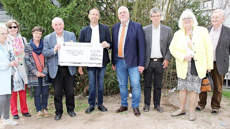 Der Verein "Lebensraum - ein Hospiz für Coburg" fördert die Personalkosten für die Hospizleiterin mit 20 000 Euro. Im Bild von links: Heidemarie Klein, Beatrix Reiter, Gundula Schöllchen, Caritas-Geschäftsführer Richard Reich, Vorsitzender Prof. Martin Alfrink, OB Norbert Tessmer, Norbert Hartz sowie Helga und Michael Schadeberg. Foto: Desombre