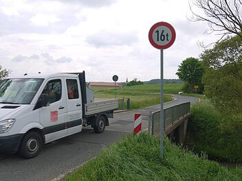 Am Ende: Wer von Gemünda Richtung Thüringen fährt, überquert auf einer fast 60 Jahre alten Brücke die Rodach. Damit ist  im kommenden Jahr wohl  Schluss. Das alte Bauwerk wird abgerissen und durch einen Neubau ersetzt. Das plant zumindest das Landratsamt.