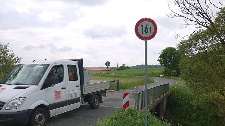 Am Ende: Wer von Gemünda Richtung Thüringen fährt, überquert auf einer fast 60 Jahre alten Brücke die Rodach. Damit ist  im kommenden Jahr wohl  Schluss. Das alte Bauwerk wird abgerissen und durch einen Neubau ersetzt. Das plant zumindest das Landratsamt.