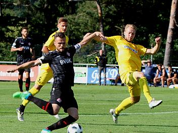 Der Bayreuther Thore Dengler (rechts) kam beim Schuss des Würzburger Kapitäns Orhan Ademi ein wenig zu spät. Fotos: Günther Geiling
