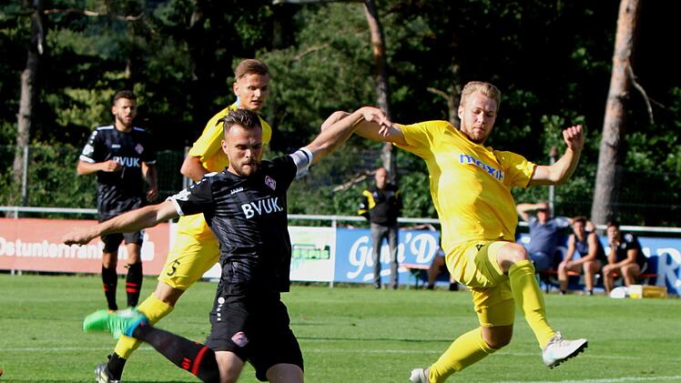 Der Bayreuther Thore Dengler (rechts) kam beim Schuss des Würzburger Kapitäns Orhan Ademi ein wenig zu spät. Fotos: Günther Geiling