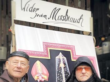 Hannes Bauer und Ralf Metzenmacher werden das Kunstwerk "Der Mantel des Schweigens II" als Mahnmal von Bamberg nach Fulda tragen. Die Strecke ist rund 130 Kilometer lang. Foto: privat