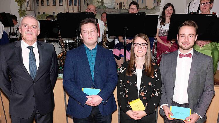 Die besten Absolventen 2019 sind (von links): Markus Birkl, Verena Roth und Sandro Hufnagel.