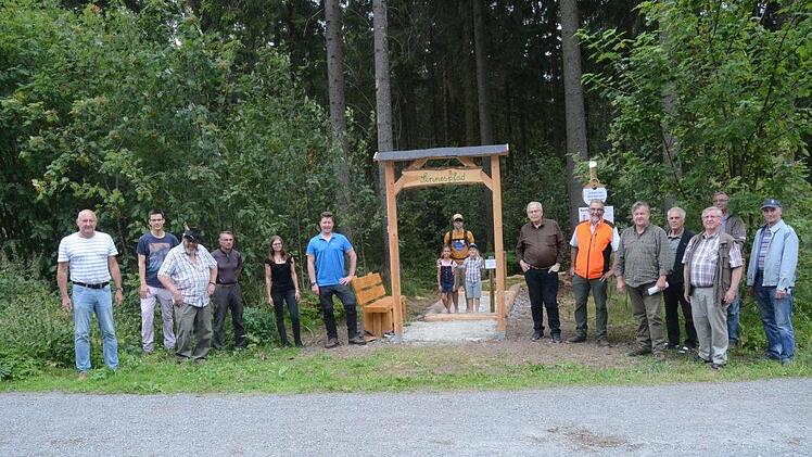 Helfer vom Forstbetrieb und vom Frankenwaldverein freuten sich bei der offiziellen Freigabe über den gelungenen Sinnespfad. Mit im Bild Bürgermeister Peter Ebertsch (links), Revierleiter Christian Goldammer (6. von links), Altbürgermeister und Obmann des Frankenwaldvereins Ortsgruppe Kleintettau, Alfred Schaden (7. von rechts), Forstbetriebsleiter Peter Hagemann (6. v. rechts) Bernd Heinz, Ideengeber von der Naturschutzwacht (5. v. rechts).K.-H. Hofmann