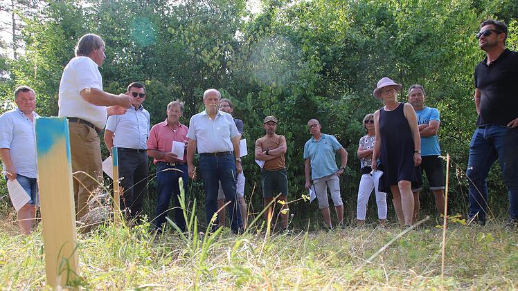 Der Stadtrat informierte sich über den Standort der Schutzhütte des geplanten Waldkindergartens.